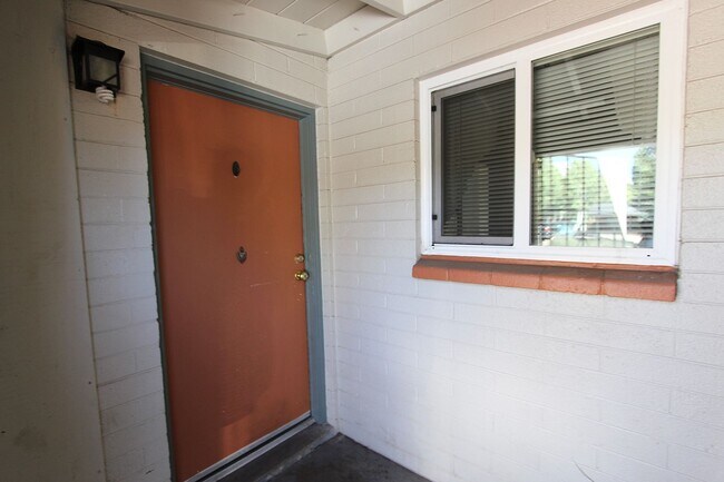 Foto del edificio - *LEASE TAKEOVER* Single Level 2BR Flagstaff Home | Fenced Yard & In-Unit Laundry