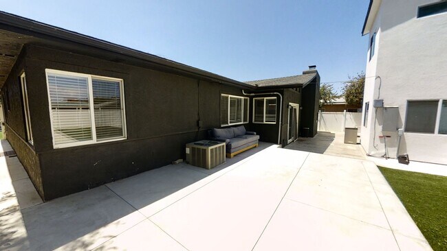 Building Photo - 5BD/2BA, Large Bedrooms!
