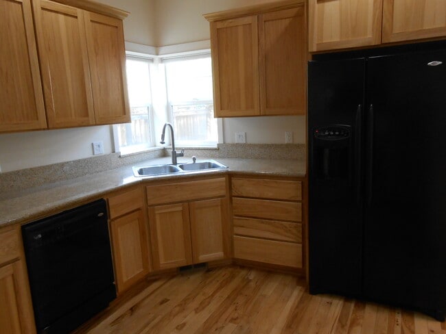 Building Photo - 1056 NE Parkview Ct