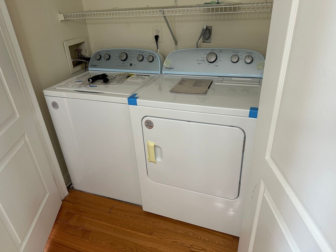 Primary Photo - Gorgeous, bright 3 bed 3 bath Townhouse in...