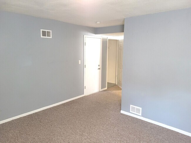 Interior Photo - 1710-14 Bradford