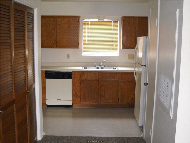 Building Photo - 1202 Spring Loop