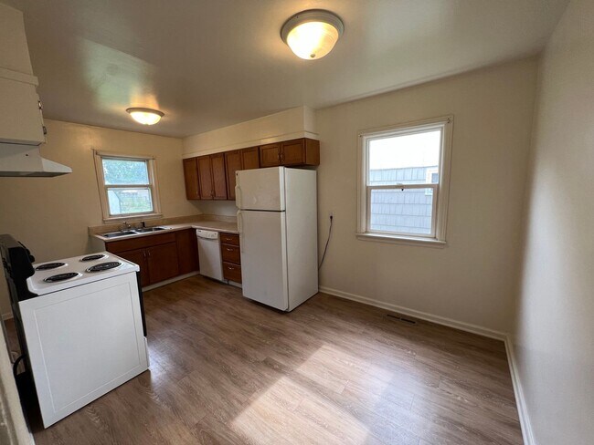 Building Photo - 2 Bedroom Single Family home with Large Fe...