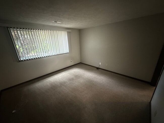 Building Photo - Spacious 2-bedroom, 1-bath lower-level duplex