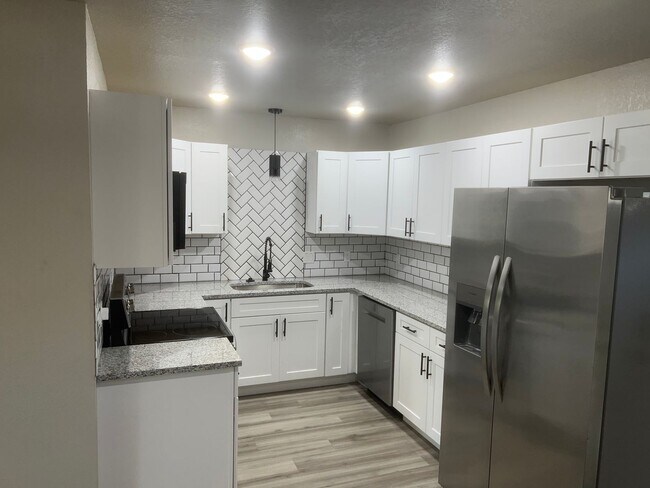 Building Photo - 4 Bed 2 Bath Apartment