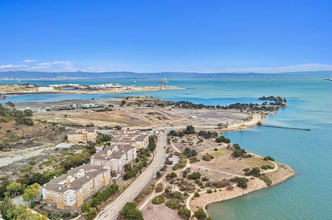 Foto del edificio - BEAUTIFUL WATER VIEW 3BD/2BA CONDO AVAILABLE!