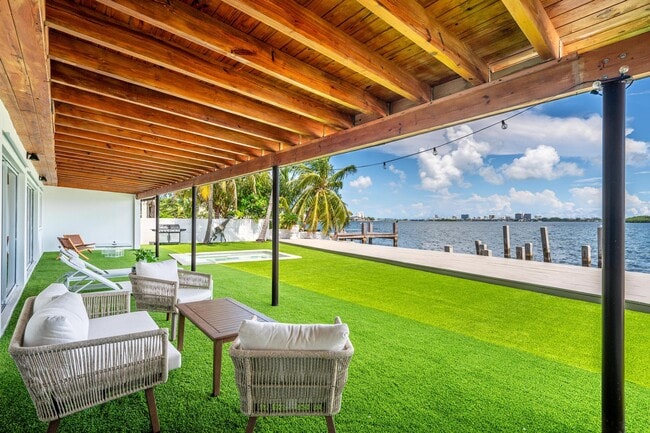 Building Photo - 10935 N Bayshore Dr