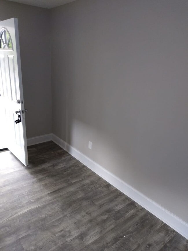 Building Photo - Newly RENOVATED OVERSIZED 2 bedroom 1 bath...