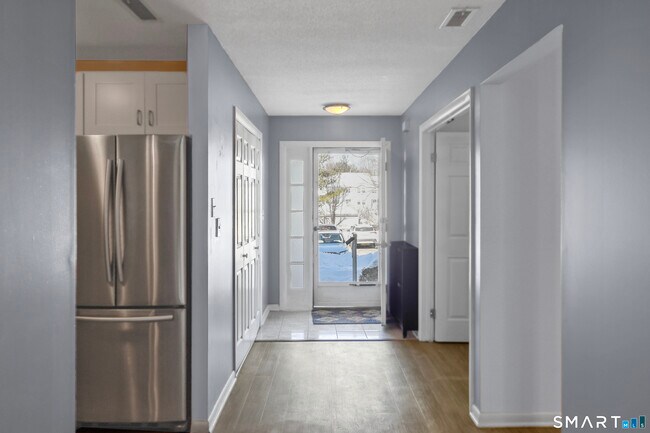 Building Photo - 107 Country Club Ct