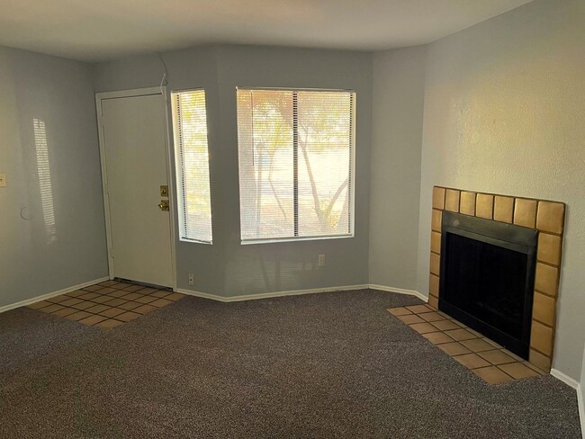 Building Photo - AFFORDABLE TOWNHOME IN TEMPE!!