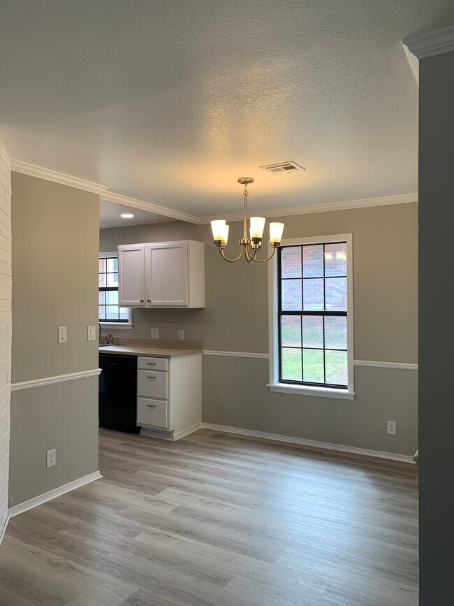 Dining room - 253 N Moore Ave