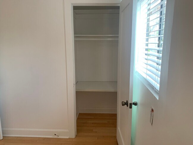 Building Photo - Beautiful and cozy unit!