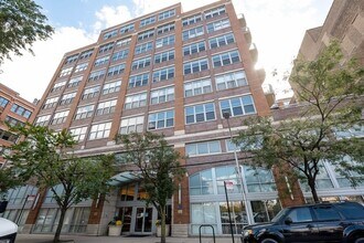 Building Photo - 933 W Van Buren St
