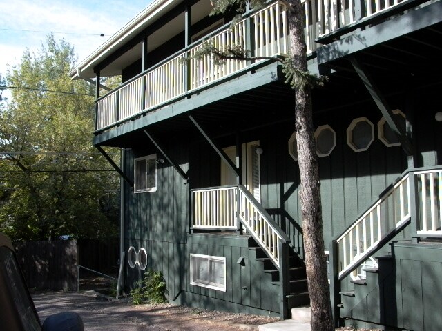 Building Photo - 1004 Pine St