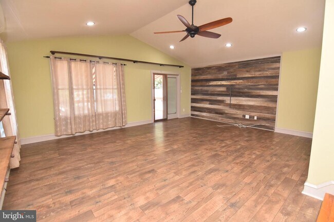 Foto del edificio - 353 W Kings Hwy