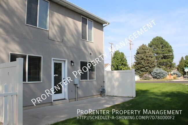 Foto del edificio - Like New 3 Bed, 2.5 Bath Townhome