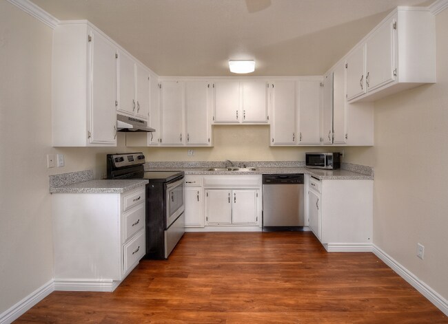 Building Photo - 560 S Fernwood St
