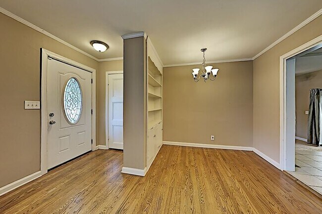 Foto del edificio - 909 McMahan Ave