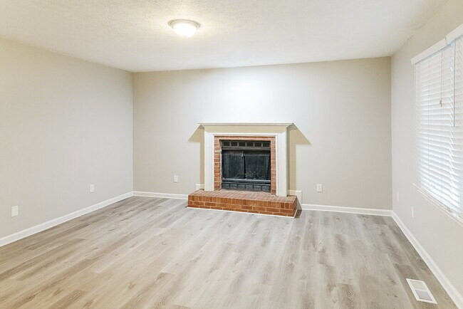 Building Photo - 3138 Calumet Cir NW