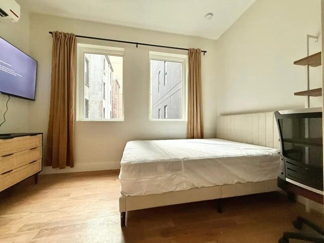 Building Photo - Nice room in a good neighborhood