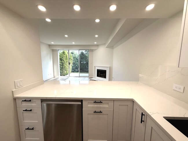 Building Photo - 7825 Darien Lakes Dr