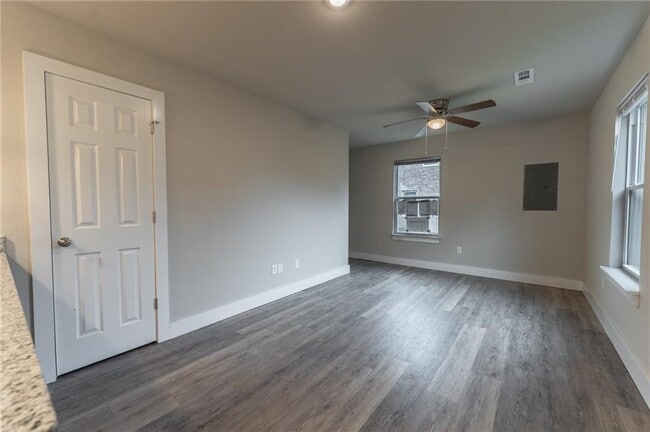 Foto del edificio - 1366 N Porter Rd