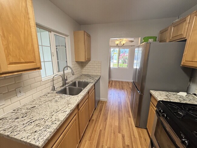 Foto del edificio - "Charming 3-Bed, 1.5-Bath Retreat on Johns...