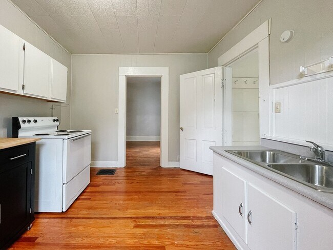 Building Photo - PRELEASING for AUGUST! Close to Campus: In-Unit Washer/Dryer + LOFT
