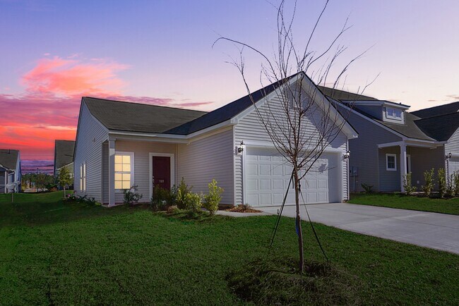Foto del edificio - **$500 off First Months rent** Lovely 3 bedroom 2 Bath Ranch with 2 Car Garage in Goose Creek