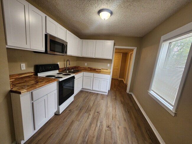 Building Photo - 3032 2nd St Cir