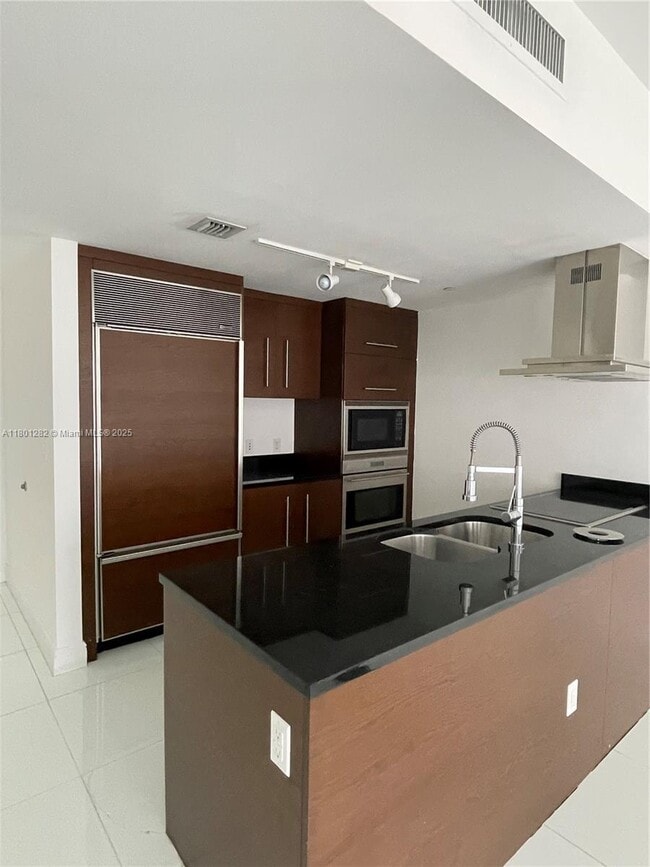 Building Photo - 495 Brickell Ave