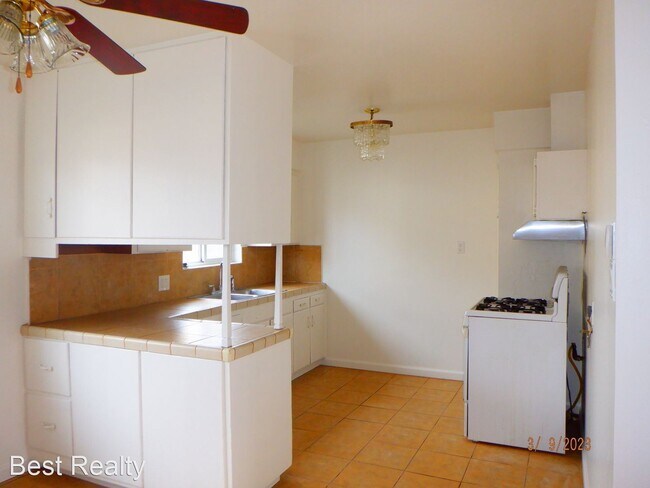 Building Photo - 3 br, 1 bath House - 511 E E St