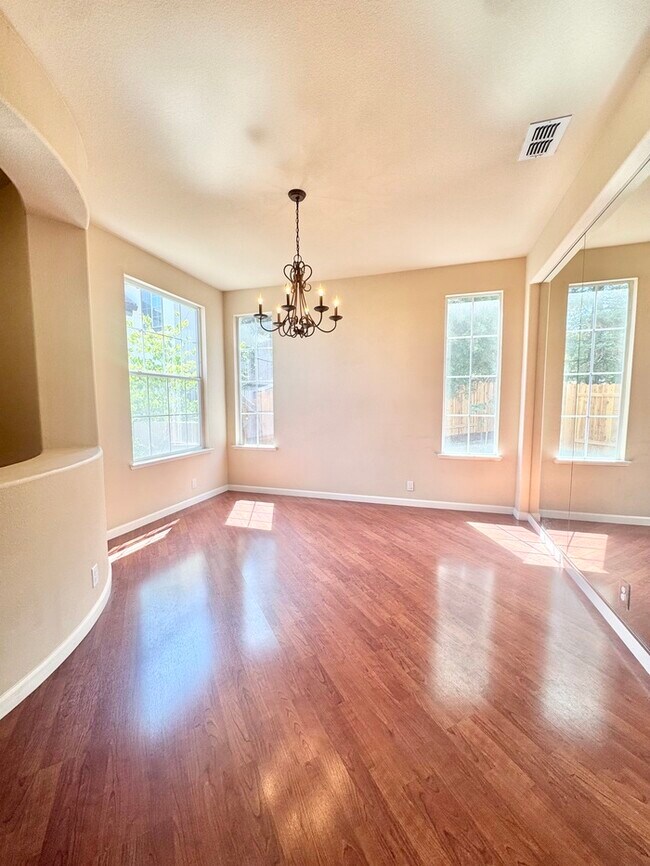 Foto del edificio - Beautiful large 4 bedroom home in rocklin!