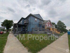 Building Photo - 302 E Walnut St