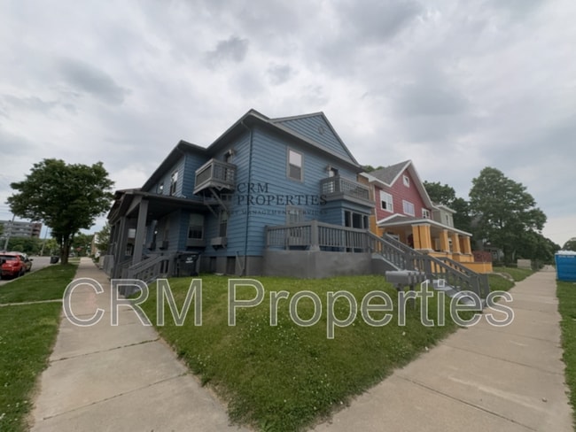 Building Photo - 302 E Walnut St