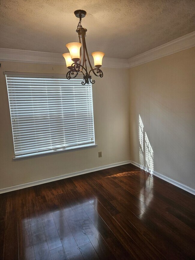 Building Photo - Spacious 3 Bedroom 2.5 Bath Home