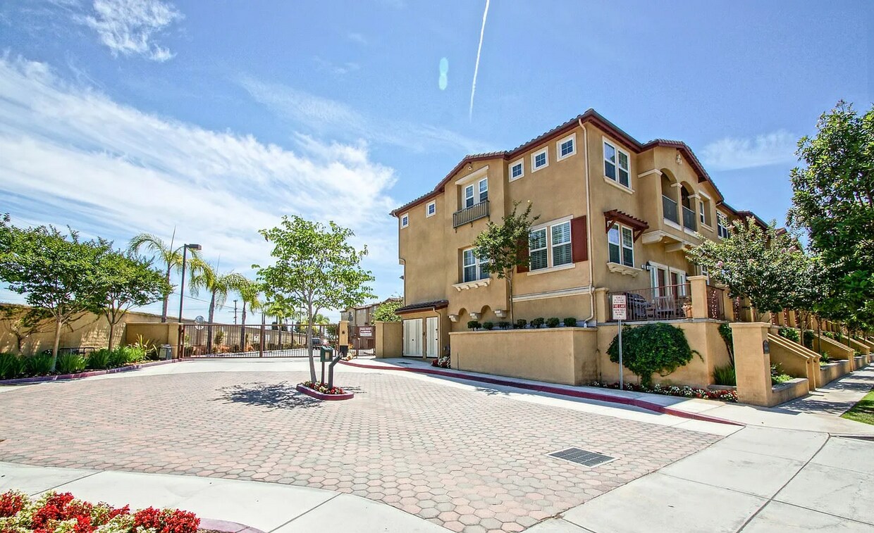 Primary Photo - BRIGHT & AIRY, 1630 SQ FT TOWNHOME IN GATE...