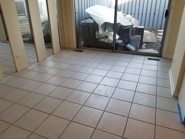 Foto del edificio - 1751 Queensbury Cir