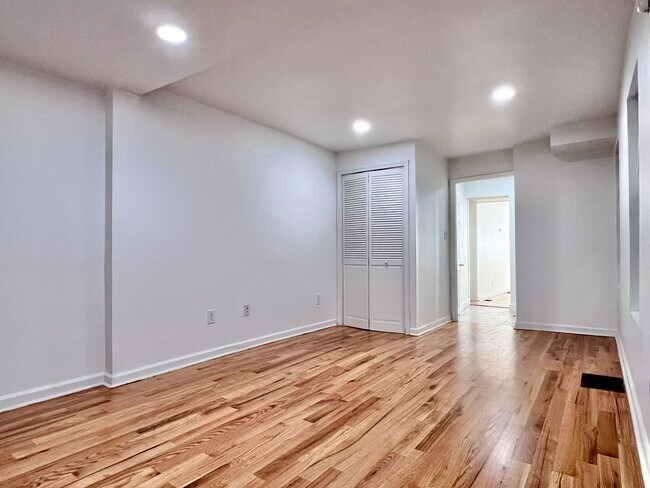 Foto del edificio - Beautiful 1 BR w/ in unit WASHER / DRYER and private basement! *Available Now*