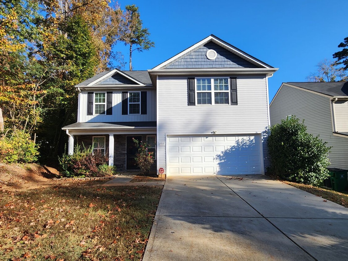 Foto principal - 4 Bedroom Home in East Charlotte