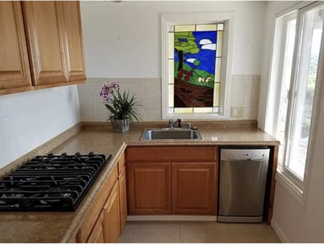 Kitchen - 33562 Valle Rd