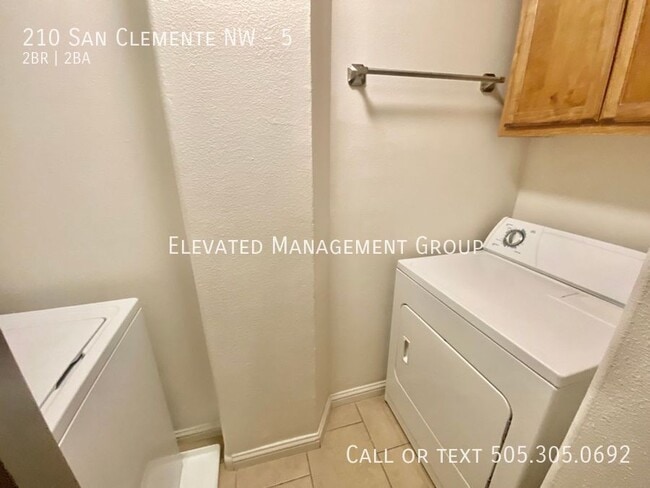 Building Photo - Townhomes in The Desirable North Valley!! ...