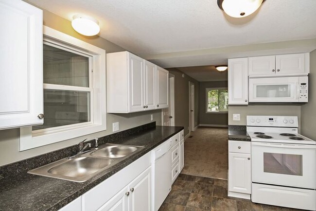 Full kitchen, dishwasher &amp; W/D - 412 Sargent Rd