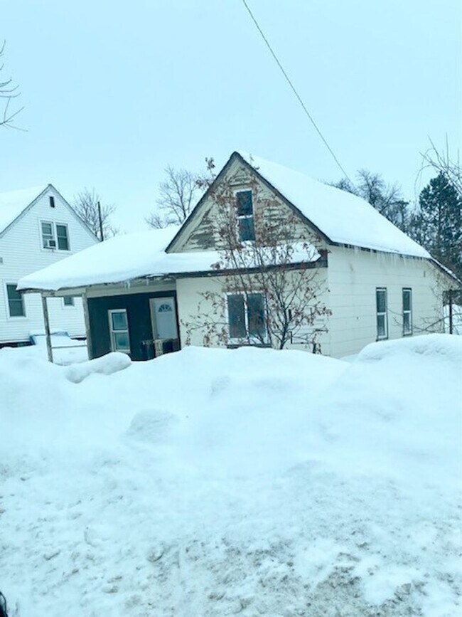 Building Photo - 3 Bedrooms, 1 Bathrooms Single Family Home...