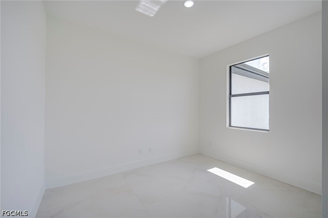 Foto del edificio - 5905 Sunshine Blvd N