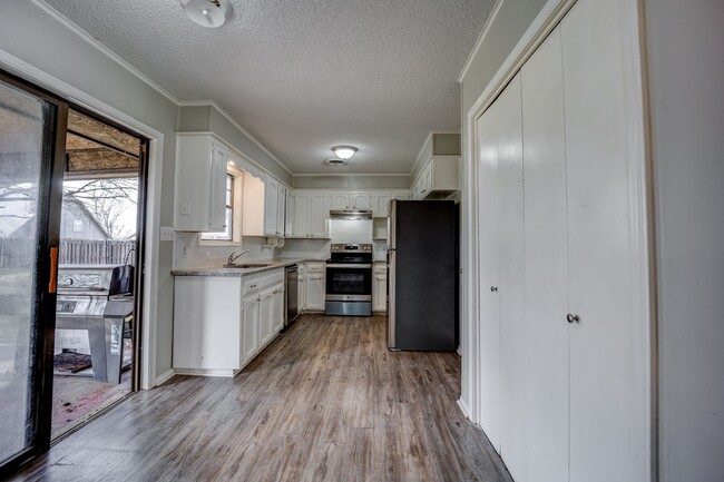 Building Photo - Freshly Renovated House!