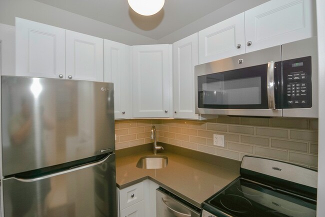 Building Photo - 817 W Lakeside Pl
