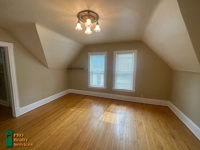 Building Photo - 2 Bedroom Upper Level Duplex Unit