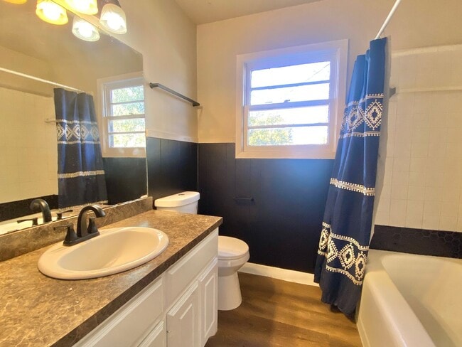 Building Photo - Newly remodeled 3/2 home now available