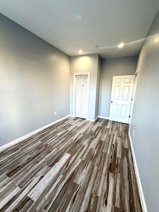 Foto del edificio - 644 Newark Ave